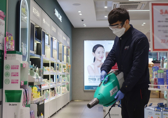 CJ올리브영은 11일 우한 폐렴 확산을 막기 위해 영업 시작 전 서울 명동 상권 5개 매장에 방역 작업을 했다고 밝혔다.  올리브영 제공